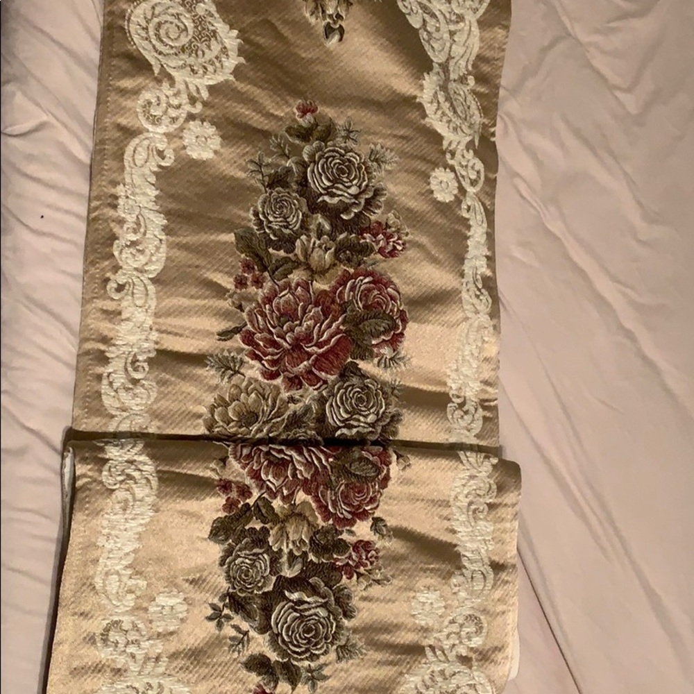 Table runner NWOT, handmade embroidery